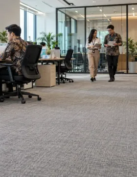 Karpet kantor minimalis warna netral di ruang kerja modern Indonesia dengan desain rapi dan profesional